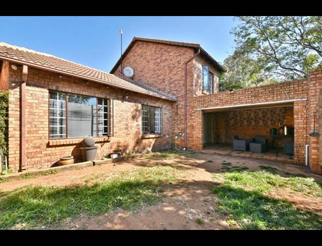 4 BEDROOM TOWNHOUSE FOR SALE IN WELTEVREDEN PARK